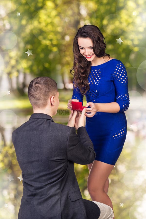 https://thumbs.dreamstime.com/b/young-man-makes-proposal-his-girlfriend-men-knees-61105525.jpg