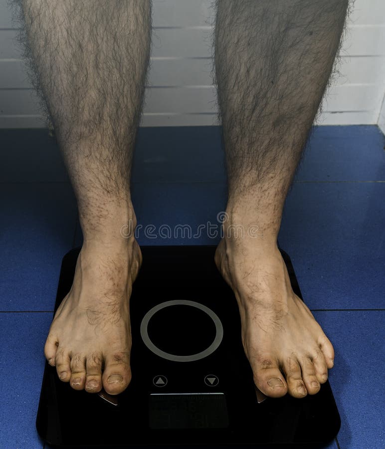 https://thumbs.dreamstime.com/b/young-man-uses-scale-body-weight-view-part-feet-using-control-health-concept-182048068.jpg