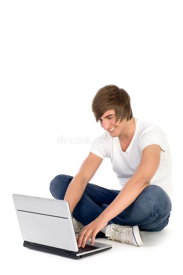 Mladý muž na patro přenosný počítač.