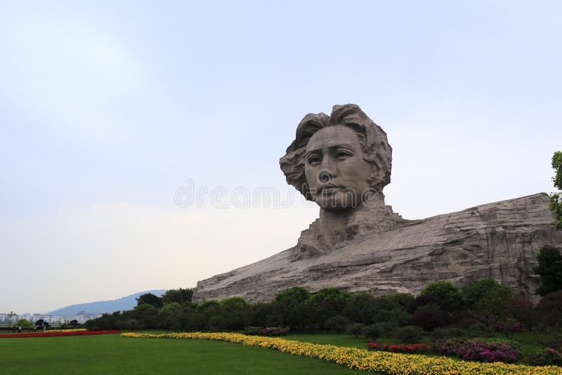 Young mao zedong sculpture in orange chau tau,changsha city, hunan province, china. the statue of young mao zedong in 1925 is 32 meters high, 83 meters long, 41 meters wide, the base is 3500 m2. statue made of more than 8000 pieces of red granite mosaic, with a total weight of about 2,000 tons.