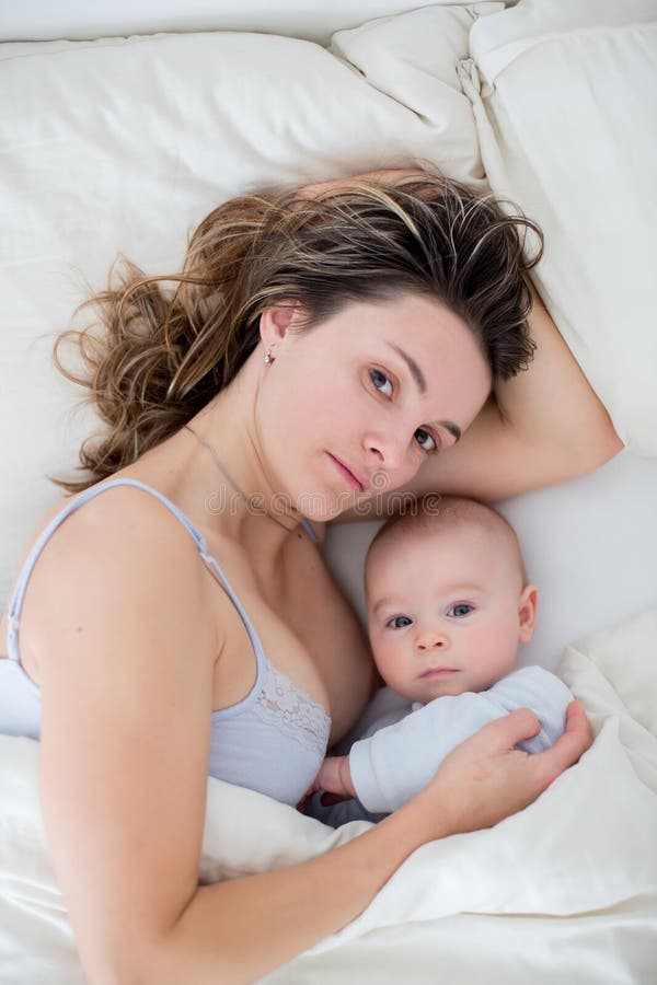 Smiling mother holding a baby in her arms — Stock Photo 