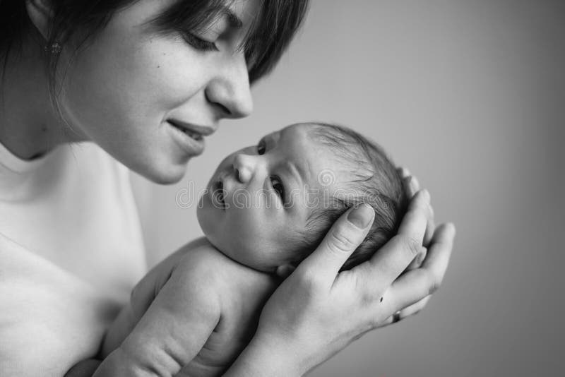 Giovane madre baciare il suo piccolo neonato.