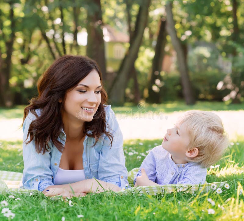 Young mother like. Моя сестра молодая мама. Мама тратится с ребёнком картинки.