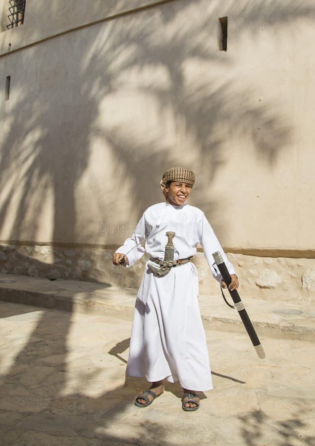 Homem Omani Com Faca Khanjar Na Sopa De Sinaw Imagem de Stock Editorial -  Imagem de cerimônia, faca: 209805269