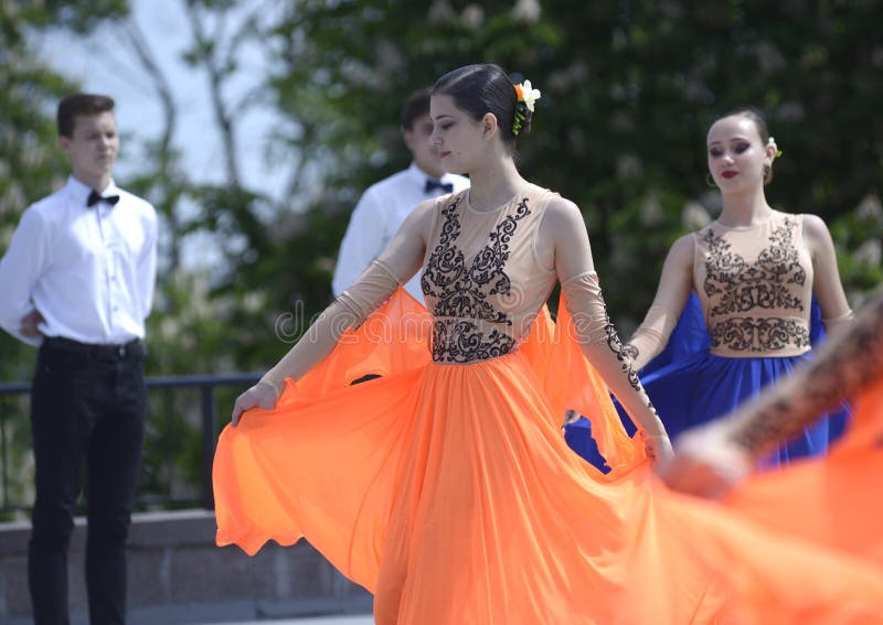 https://thumbs.dreamstime.com/b/young-people-dancing-waltz-costume-ball-high-school-graduates-organized-city-hall-kiev-may-ukraine-247049190.jpg