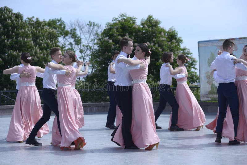 https://thumbs.dreamstime.com/b/young-people-dancing-waltz-costume-ball-high-school-graduates-organized-city-hall-kiev-may-ukraine-247049199.jpg