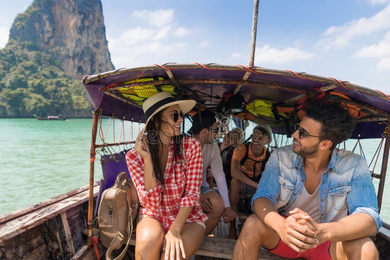 Mladí Lidé Skupiny Turistických Plachty Dlouhý Ocas V Thajsku Lodi Oceánu, Přátele, Moře, Dovolená, Cestování, Výlet Tropickou Dovolenou.