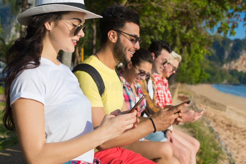 I Giovani Del Gruppo Tramite Cellulare Smart Phone Parco Tropicale Di Palme Amici In Chat Online Vacanze Mare Estate Vacanza Oceano Di Viaggio.