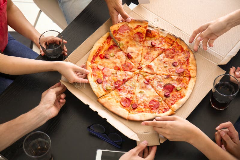 Пицца грей. Пицца из пиццерии в картонной коробке. Вкусная пицца из коробки. Пицца в коробке берет. Человек берет пиццу пошагово.