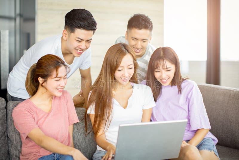 Young people watching the laptop on the couch royalty free stock photography Young people watching the laptop on the couch royalty free stock photography