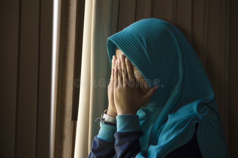 Foto anime sad girl hijab