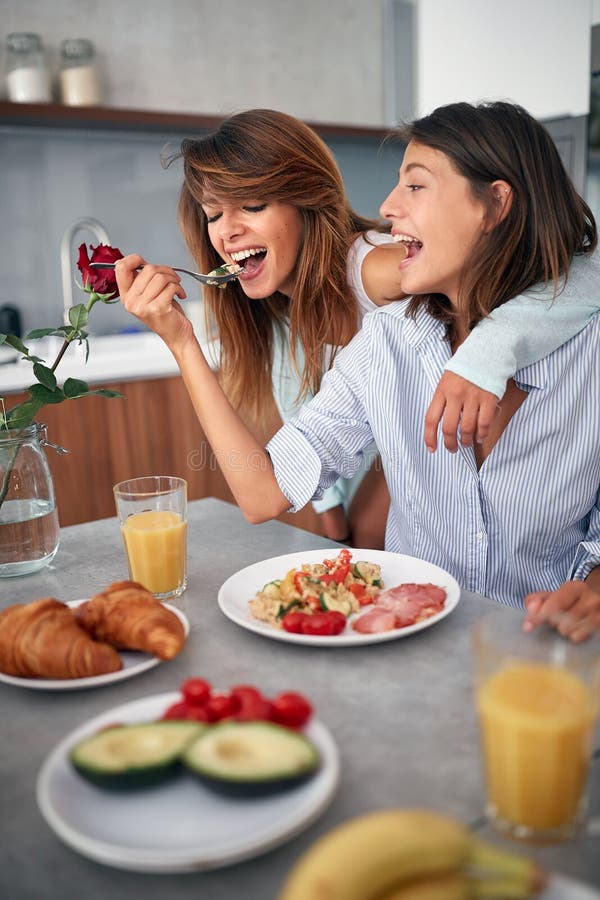 Hot Lesbians Eat