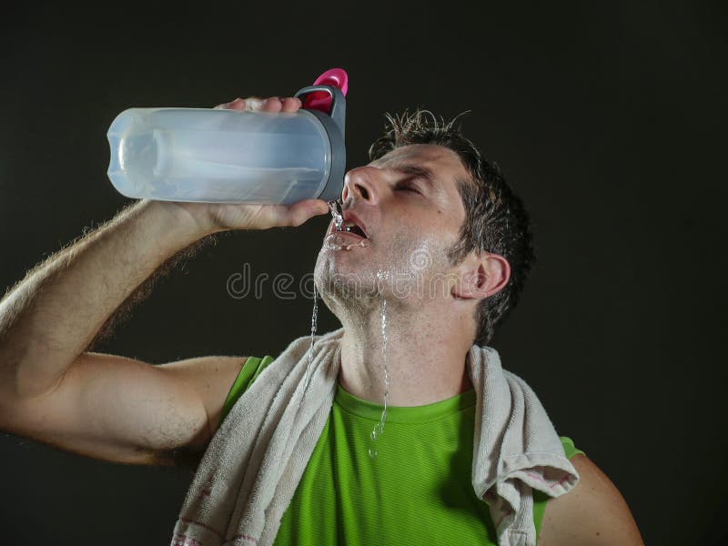 https://thumbs.dreamstime.com/b/young-sweaty-attractive-fit-sport-man-drinking-water-holding-bottle-cooling-off-hard-fitness-workout-gym-club-139692725.jpg
