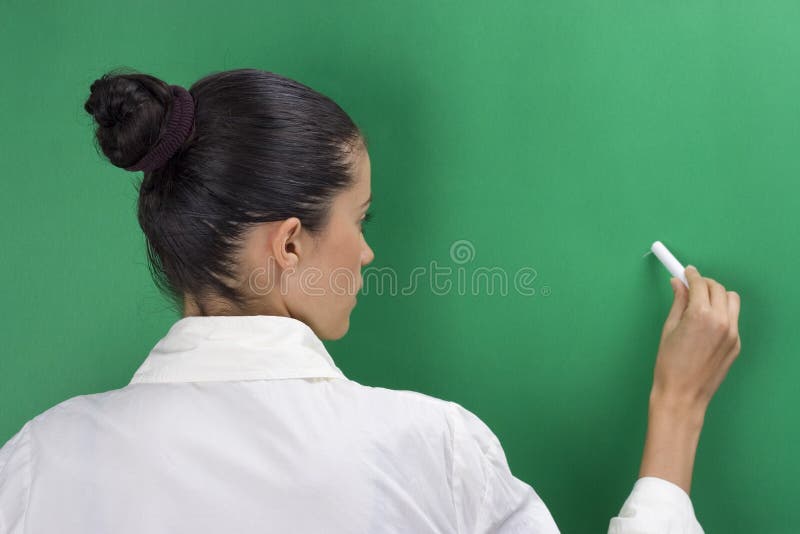 Joven hermoso el maestro en blanco sobre el verde.