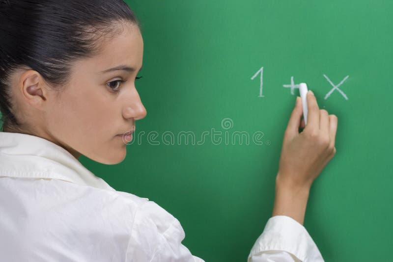 Joven hermoso el maestro en blanco sobre el verde.