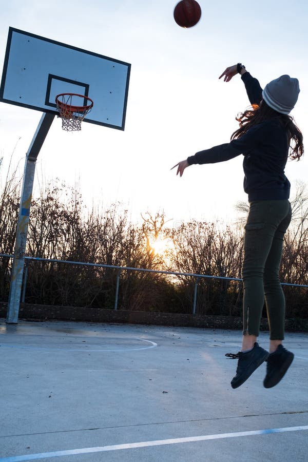 bo-no-bo shooting hoops