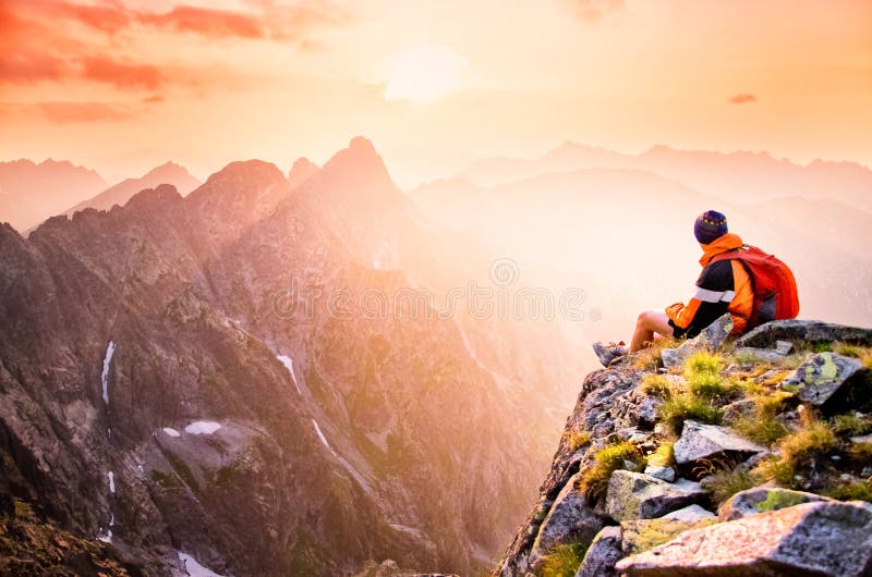 Mladý turista, turista sediaci na vrchole kopca