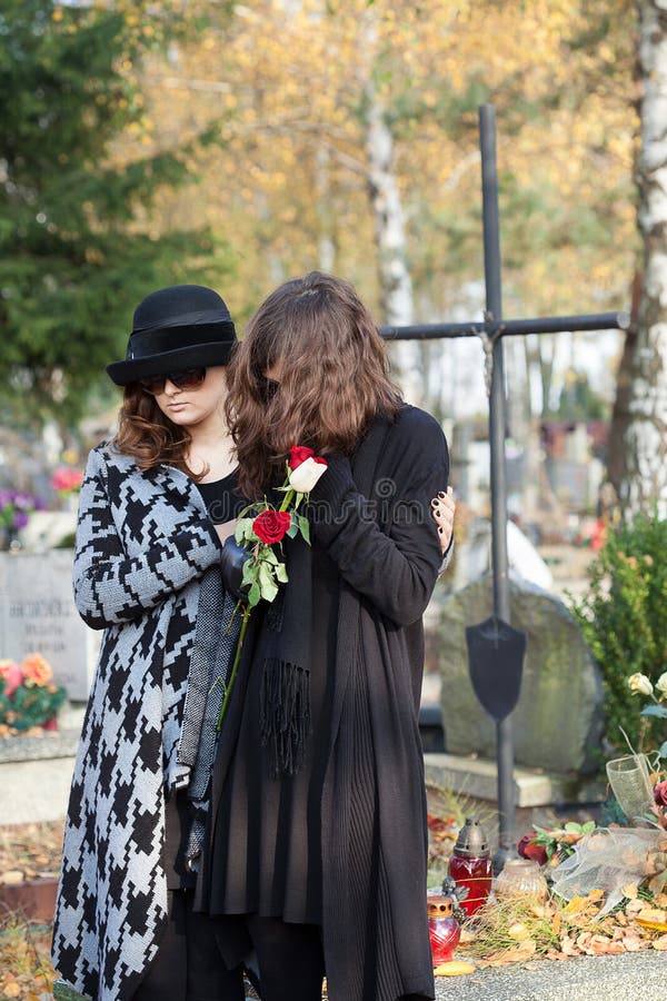 К чему снится женщина вдова. Две женщины на кладбище. Молодая вдова. Молодая вдова фото. Вдова молодая на кладбище.