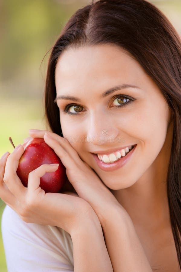 Mujer joven manzana.