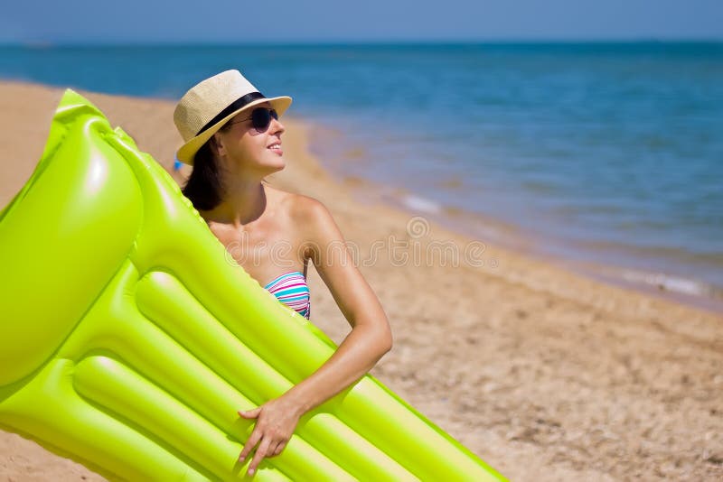 https://thumbs.dreamstime.com/b/young-woman-beach-smiling-sea-38469686.jpg