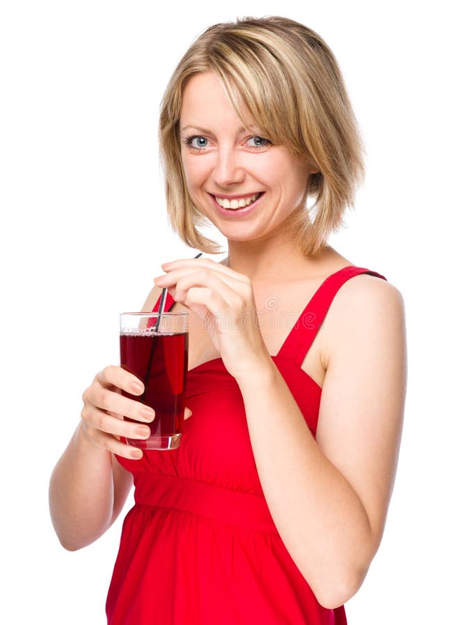 Красны попит. Женщина пьет сок. Пить сок. Девушка пьет красный сок. Питая красная.