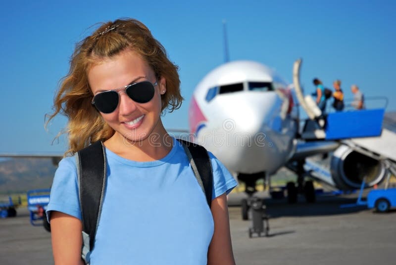 Mujer joven antes privado Un avion antes partida.