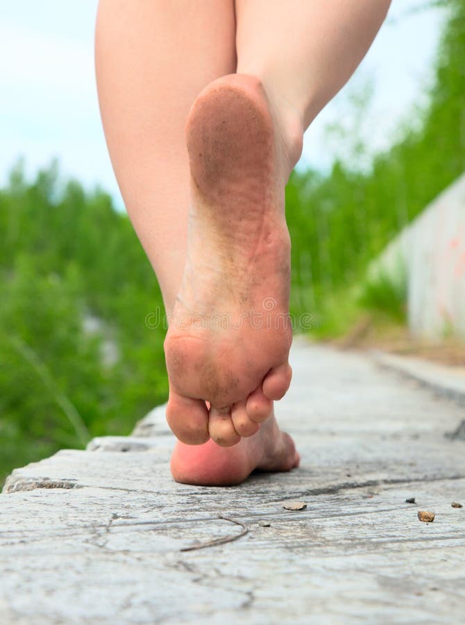 https://thumbs.dreamstime.com/b/young-woman-goes-barefoot-21195607.jpg