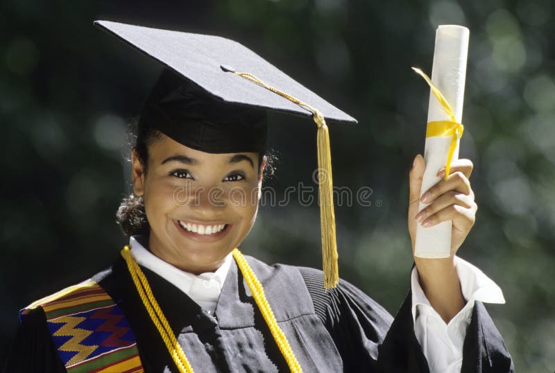 Donna afro-Americana di laurea indossare il cappuccio e abito holding fino al diploma.