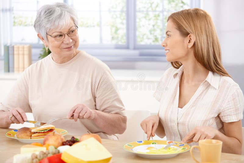 Mujer joven con almuerzo su madre, discurso,.