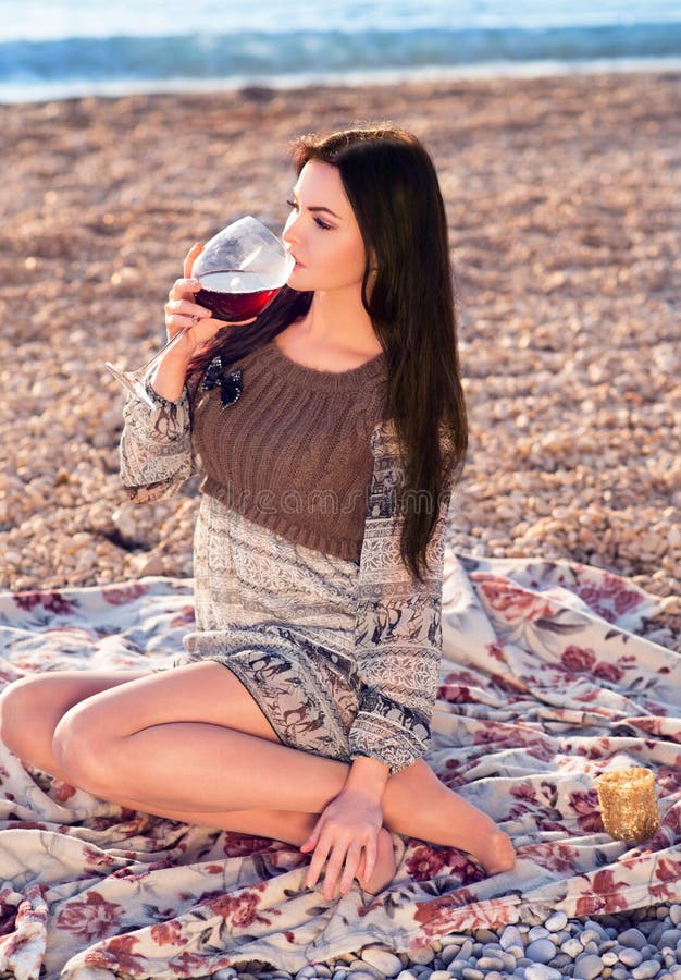 [Afbeelding: young-woman-holding-glass-red-italian-wi...012516.jpg]