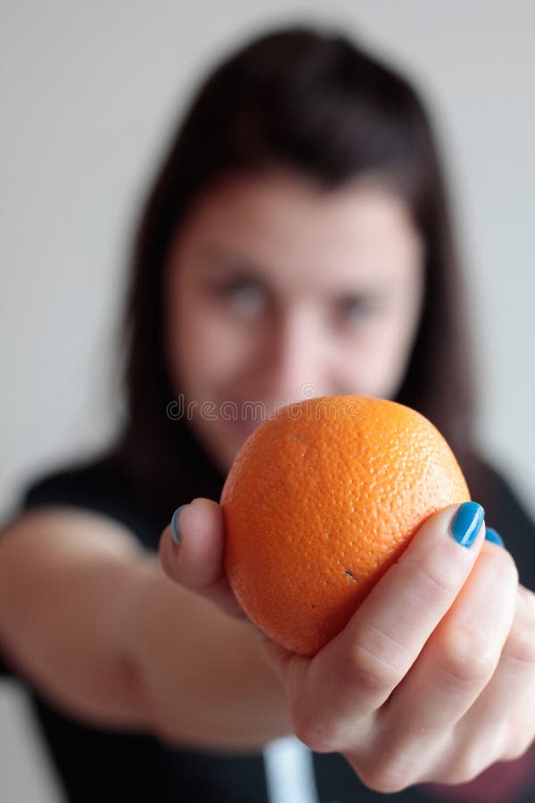 Mujer joven en difuminar naranja en concentrarse.