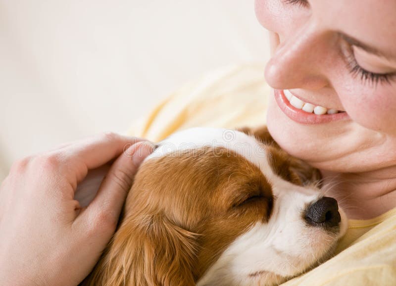 Dedicato una donna ha abbracciato un incoraggiante animale domestico il cane.