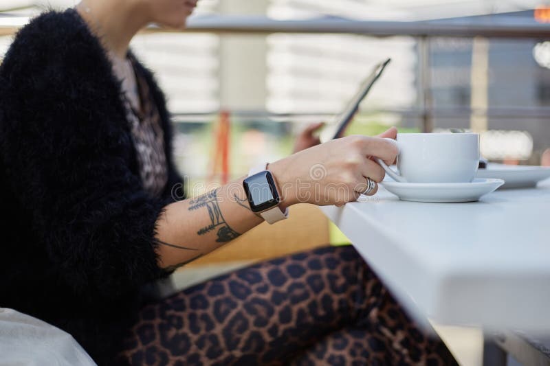 https://thumbs.dreamstime.com/b/young-woman-leopard-clothes-drinking-coffee-restaurant-terrace-morning-unrecognizable-female-person-sitting-outdoor-279292504.jpg