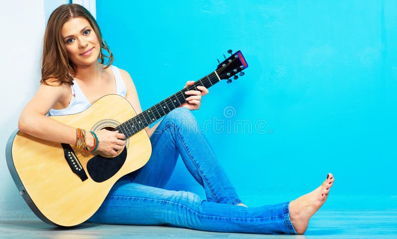 Giovane donna un musicista sul pavimento.
