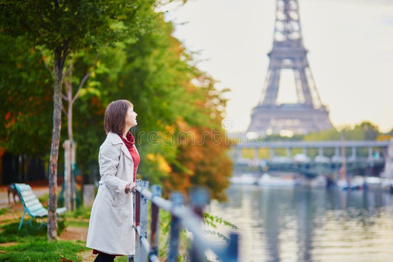 Young woman in Paris near the Eiffel tower royalty free stock photos Young woman in Paris near the Eiffel tower royalty free stock photos