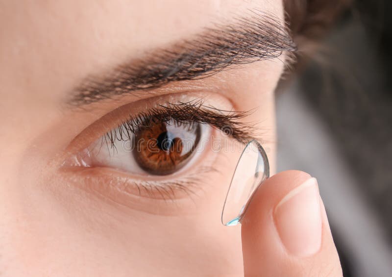 Dolor en el ojo después de usar lentes de contacto