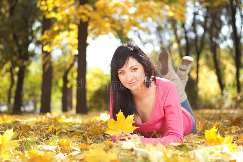 Young woman rest in the autumn park