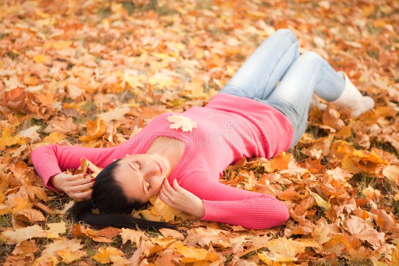 Young woman rest in the autumn park