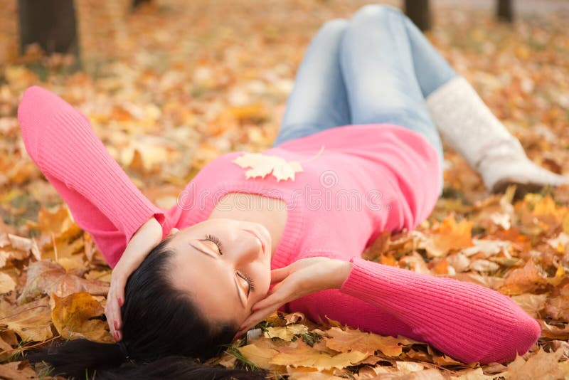 Young woman rest in the autumn park