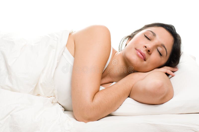 Hermoso mujer joven durmiendo en blanco.