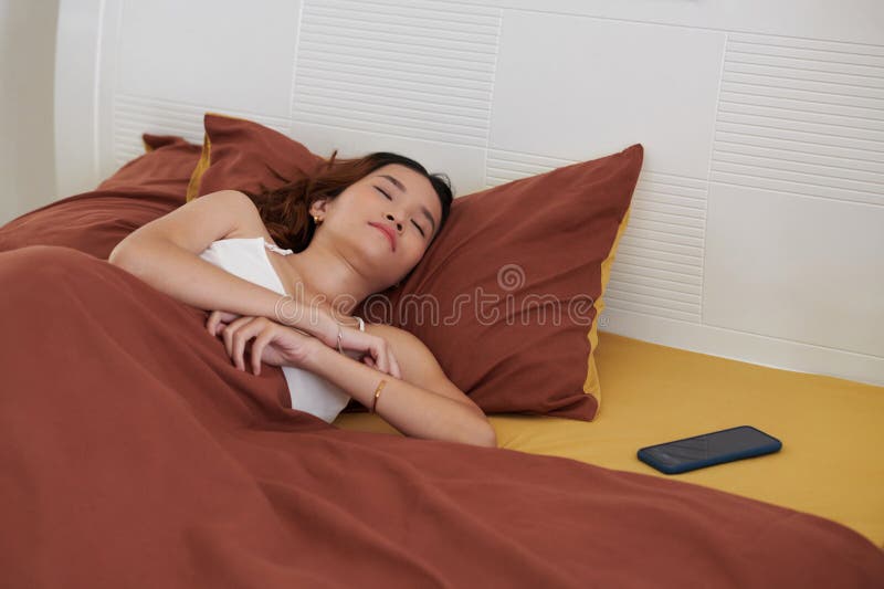 https://thumbs.dreamstime.com/b/young-woman-sleeping-bed-smartphone-next-to-pillow-290746805.jpg