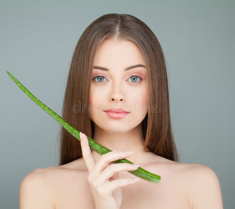 Young Woman Spa Model en Groen Aloëblad stock afbeeldingen Young Woman Spa Model en Groen Aloëblad stock afbeeldingen