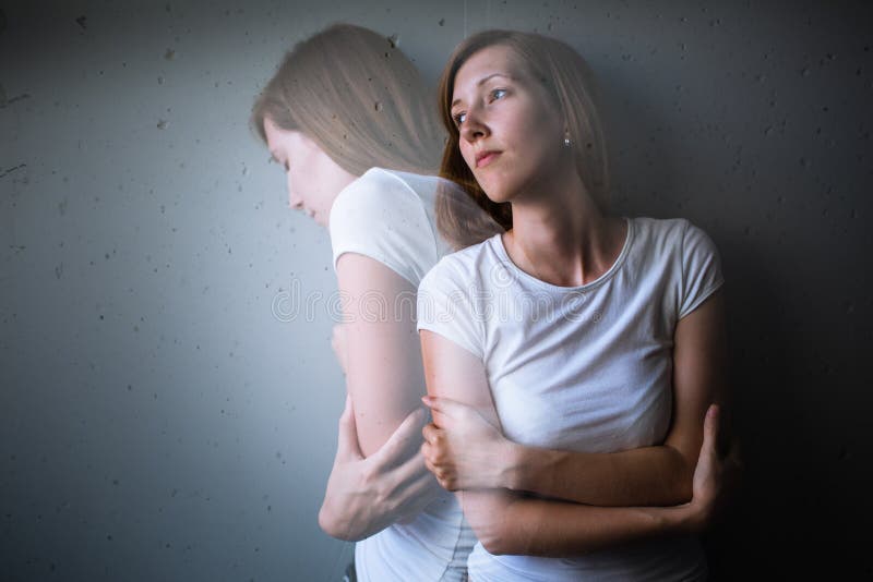 Junge Frau leidet an einer schweren depression / Angst (Farbe getönt Bild double exposure Technik wird verwendet, um zu vermitteln die Stimmung des Unbehagens, das Fortschreiten von der Angst / depression)