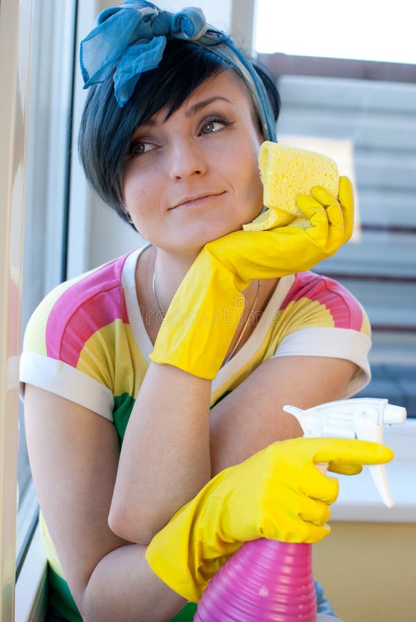 Mladá žena, umývanie okien v byte.
