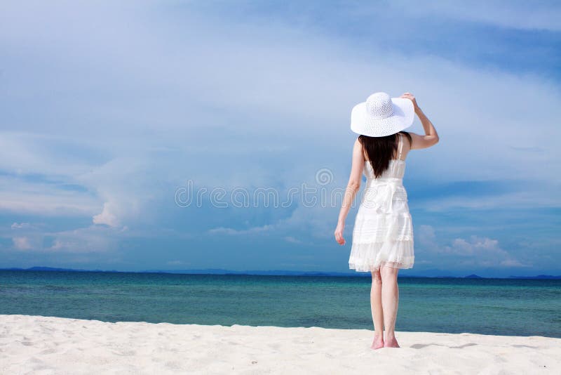 Mujer joven en blanco ropa sobre el Playa.