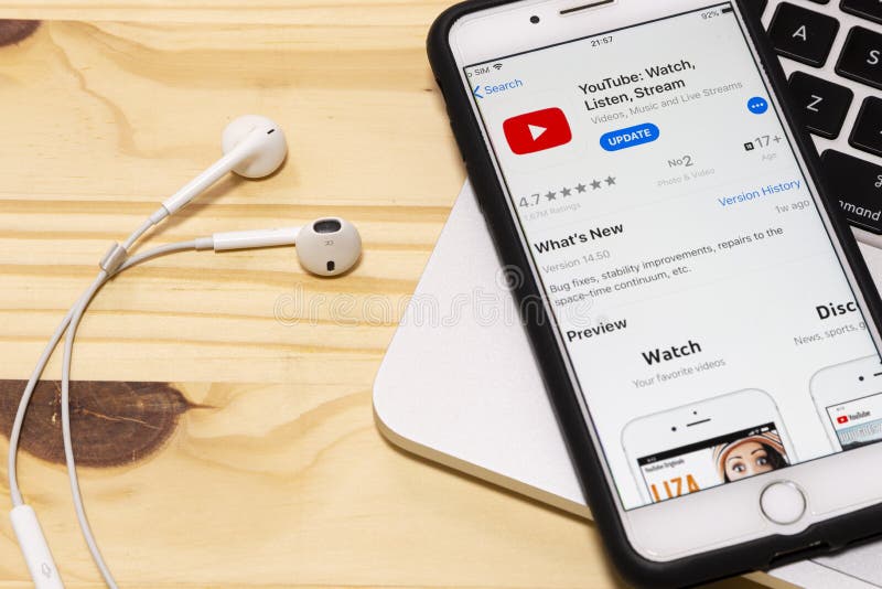 Sử dụng YouTube trên iPhone sẽ đơn giản hơn nếu bạn có ứng dụng chính thức. Hãy tìm hiểu cách tải ứng dụng YouTube trên iPhone qua hình ảnh liên quan để có thể truy cập vào các video hấp dẫn mọi lúc mọi nơi.