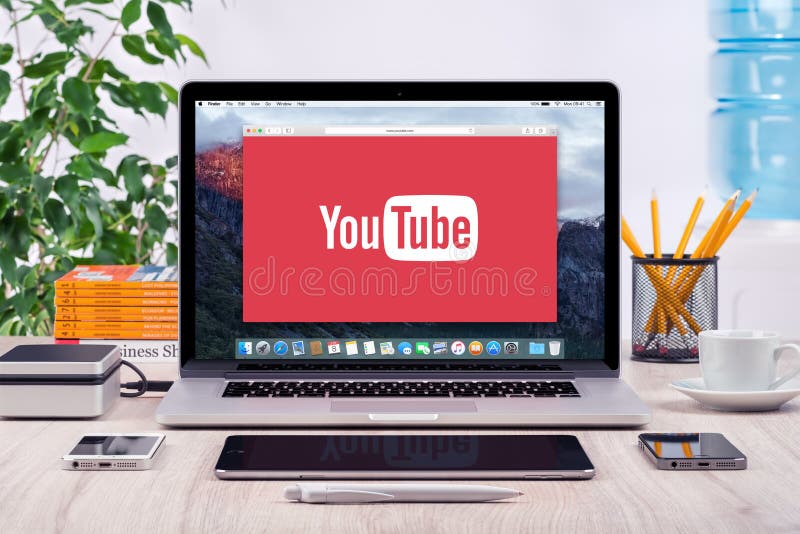 YouTube logo na Jabłczanym MacBook Pro pokazie