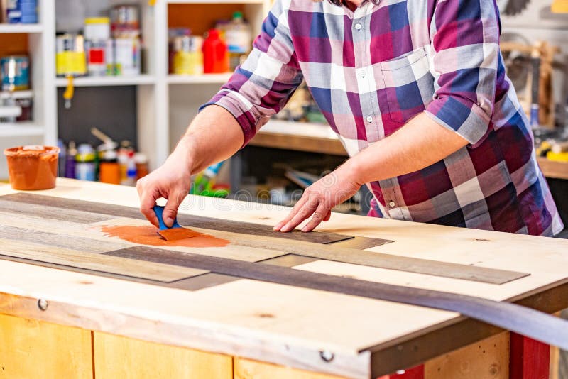 Yrke-, snickeri-, träverk- och folkbegrepp - snickare som arbetar med den wood plankan royaltyfria bilder Yrke-, snickeri-, träverk- och folkbegrepp - snickare som arbetar med den wood plankan royaltyfria bilder