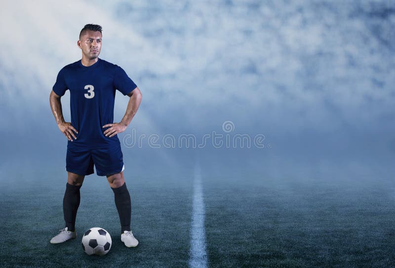 Yrkesmässig latinamerikansk fotbollspelare på fältet som är klart att spela royaltyfri fotografi Yrkesmässig latinamerikansk fotbollspelare på fältet som är klart att spela royaltyfri fotografi