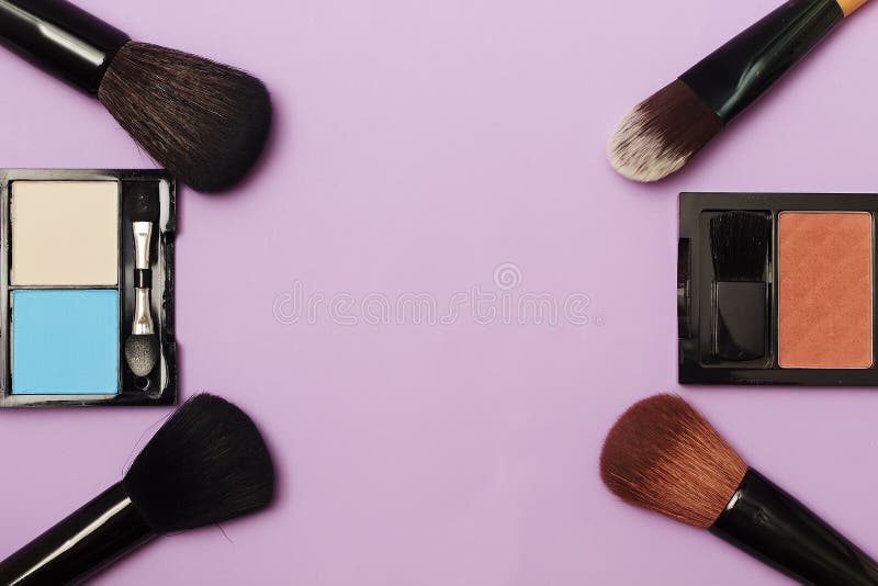 Yrkesmässig makeup borstar och hjälpmedel, sminkproduktuppsättning arkivfoto Yrkesmässig makeup borstar och hjälpmedel, sminkproduktuppsättning arkivfoto